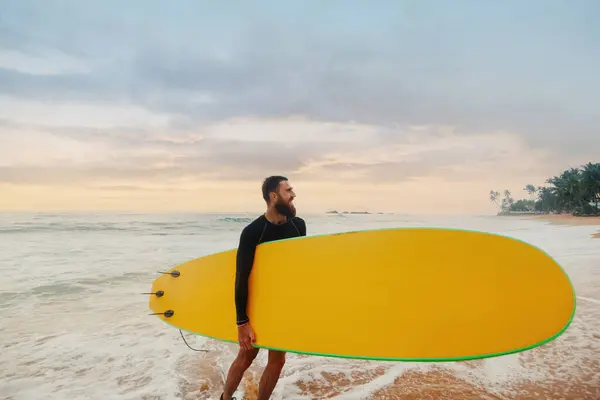 Joven Sonriente Con Tabla Surf Playa Niño Saliendo Del Océano Fotos de stock