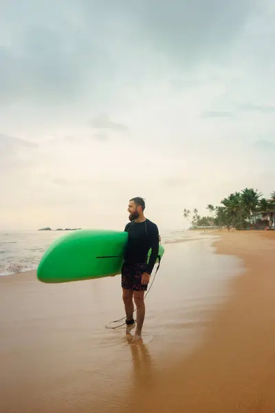 Joven Barbudo Con Tabla Surf Pie Cerca Una Playa Hombre Imagen de archivo