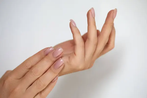 Mooie Vrouw Hand Close Manicure Handen Spa Gemanicuurde Nagels Zachte Stockfoto