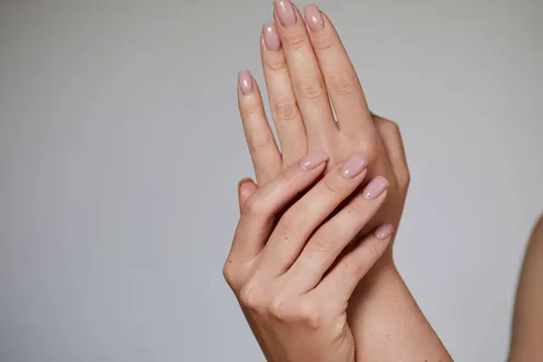 Mulher Bonita Mão Closeup Manicure Mãos Spa Pregos Bem Cuidados Fotografias De Stock Royalty-Free