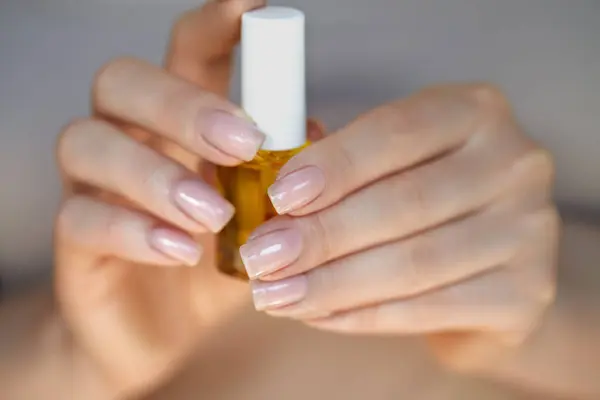 Vrouw Met Fles Nagellak Close Met Kopieerruimte Nagelverzorging Manicure Handen Stockfoto