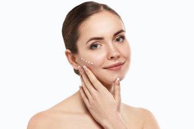 Taze derisi ve yüz kremi sürmüş uzun kirpikli güzellik modeli. Gençlik ve Deri Bakımı Konsepti. Spa ve Sağlık. Makyaj ve saç. Kırbaçlar.