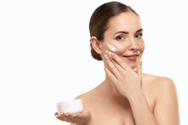 Güzel Pretty Woman Tutma ve Uygulama Kozmetik Kremi. Taze derili bir kız. Spa mı? Güzellik Konsepti. Taze makyajlı ve mükemmel derili bir kadın..