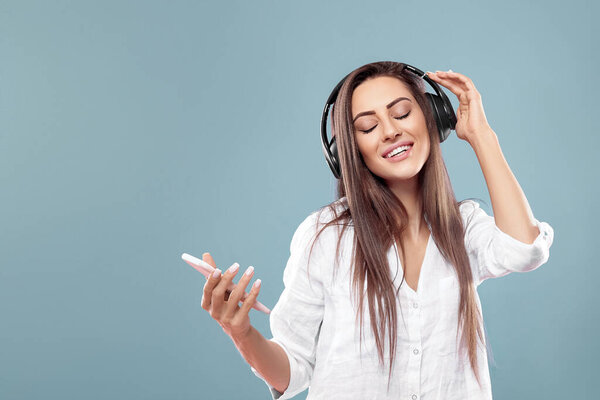 Retrato Mujer Morena Sonriente Auriculares Con Smartphone Escuchando Música Sobre — Foto de Stock