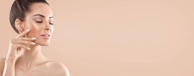 Doğal ciltli kadın yüzünün güzel portresi. Cilt bakımı. Kozmetik, güzellik ve kaplıca.