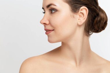 Temiz Taze Cilt ile Güzel Genç Kadın . Yüz bakımı. Kozmetoloji. Güzellik ve spa