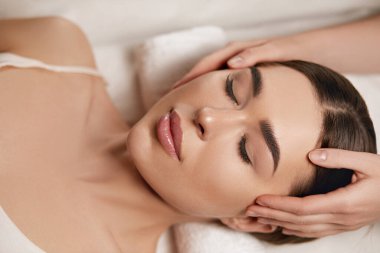 Genç bir kadının masaj yaptırması çok güzel. Kaplıca ve vücut bakımı. Yüz güzelliği tedavisi