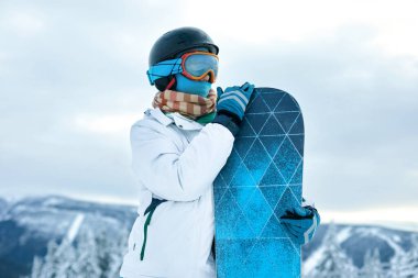 Arka plandaki kayak merkezinde kayak yapan kadın snowboardcusu, Snowboard yapma. Kayak gözlüğü takıyor. Kar Dağlarının Yansımasıyla Kayak Gözlükleri