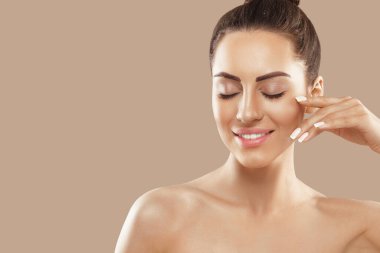 Doğal çıplak makyajlı ve yüzüne dokunan güzellik modeli portresi. Spa, cilt bakımı ve sağlık. Kapatın, kopyalayın. Temiz ciltli, güzel genç bir kadın.. 