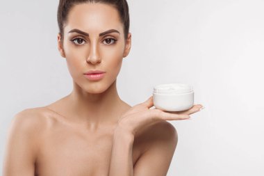 Bayan Güzellik Konsepti. Cilt bakımı. Kadın Model Tutma Kozmetik Nemlendirici Krem ve Kendi Yüzüne Dokunma Portresi. Cilt koruma. Dermatoloji
