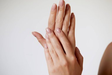 Güzel Kadın eli yakın çekim. Manikür ve Eller Spa. Manikürlü tırnaklar ve yumuşak eller. Kozmetoloji, güzellik. Cilt bakımı