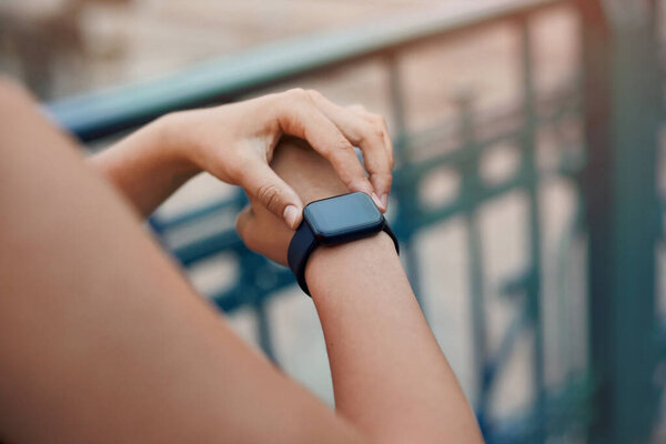 Спорт. Фитнес-девушка проверяет маячок на запястье перед тренировкой. Модная женщина. Fit Female Monitoring Pulse On Smart Watch