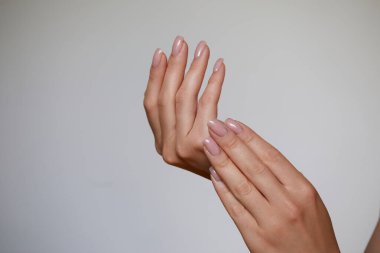 Güzel Kadın eli yakın çekim. Manikür ve Eller Spa. Manikürlü tırnaklar ve yumuşak eller. Kozmetoloji, güzellik. Cilt bakımı