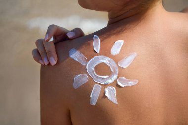 Güneş koruması. Güneş kremi sürerek Güneş Omuzlarına Güneş kremi süren güzel bir kadın. - Evet. Cilt bakımı. Cilt İçin Güneş kremi Kullanan Kız.