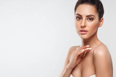 Güzellik ve Spa Konsepti. Temiz Taze Cilt Dokunuşlu Güzel Genç Kadın. Yüz bakımı. Doğal makyajlı bir kız. Kozmetik. Cilt Bakımı. Kopyalama alanı