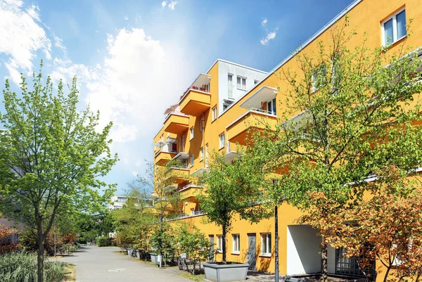 Çevresel Sürdürülebilir Yeşil Konut Binaları Apartmanları Yeşil Avlusu Olan Düşük — Stok fotoğraf