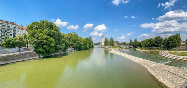 Nehir kıyısında Münih 'te Wittelsbacherbruecke Köprüsü ile Isar Nehri' ni geçer ve yazın Almanya 'nın Bavyera bölgesindeki Deutsches Müzesi' ne gider.