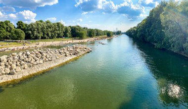 Nehir kıyısında Münih 'te Wittelsbacherbruecke Köprüsü ile Isar Nehri' ni geçer ve yazın Almanya 'nın Bavyera bölgesindeki Deutsches Müzesi' ne gider.