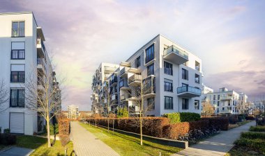 Modern apartman binaları ve şehirde sürdürülebilir yeni şehir manzarası olan bir yerleşim alanı.