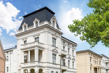 Şehirdeki klasik villa cephesi, yenilendikten sonra yeni cepheli eski bina.