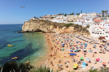 Yazın Algarve Portekiz, Lagoa yakınlarındaki Praia de Carvoeiro kıyı şeridine ve güzel Portekiz plajına bakın.