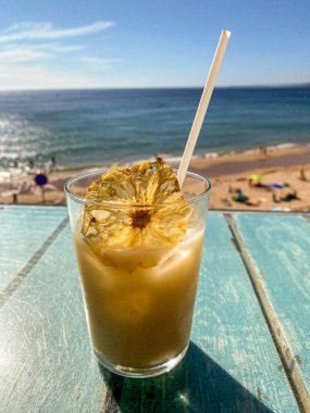 Yazın Carrapateira yakınlarındaki güzel ve güneşli Portekizli sörfçü Praia da Arrifana ile kıyı şeridine bakan Aljezur Algarve Portekiz