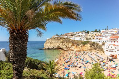 Yazın Algarve Portekiz, Lagoa yakınlarındaki Praia de Carvoeiro kıyı şeridine ve güzel Portekiz plajına bakın.