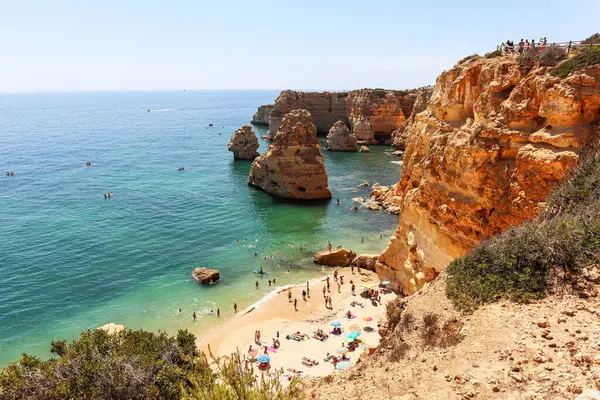 Yazın, güzel ve güneşli Portekiz sahilleri olan, Lagoa yakınlarındaki Praia da Marinha, Algarve Portekiz 'e bakın.