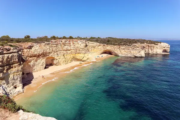 Yazın, güzel ve güneşli Portekiz sahilleri olan, Lagoa yakınlarındaki Praia da Marinha, Algarve Portekiz 'e bakın.