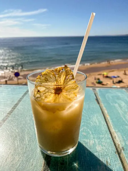 Yazın Carrapateira yakınlarındaki güzel ve güneşli Portekizli sörfçü Praia da Arrifana ile kıyı şeridine bakan Aljezur Algarve Portekiz