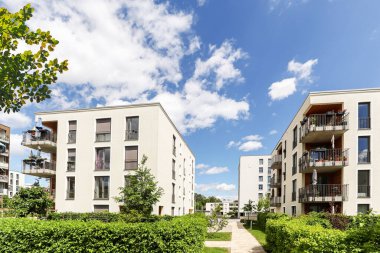 Çevresel ve sürdürülebilir yeşil konut binaları, apartmanları ve yeşil avlusu olan düşük enerjili evler