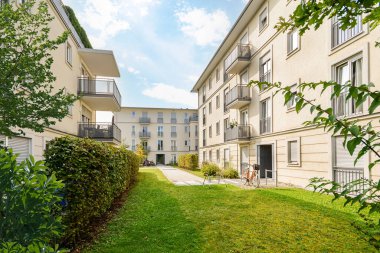 Çevresel ve sürdürülebilir yeşil konut binaları, apartmanları ve yeşil avlusu olan düşük enerjili evler