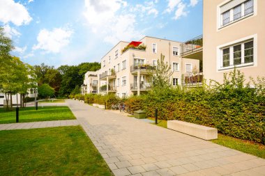 Çevresel ve sürdürülebilir yeşil konut binaları, apartmanları ve yeşil avlusu olan düşük enerjili evler