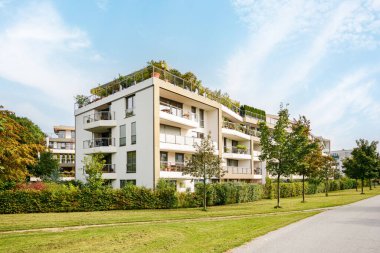 Çevresel ve sürdürülebilir yeşil konut binaları, apartmanları ve yeşil avlusu olan düşük enerjili evler