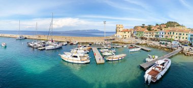 Giglio, İtalya - 29.5.2024: Limana ve Isola del Giglio 'daki eski Giglio Porto şehrine bakış, Toskana takımadaları adası, Porto San Stefano Monte Argentario feribot terminali, Grosseto Toskana İtalya