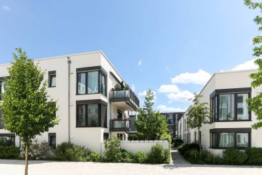 Çevresel ve sürdürülebilir yeşil konut binaları, apartmanları ve yeşil avlusu olan düşük enerjili evler