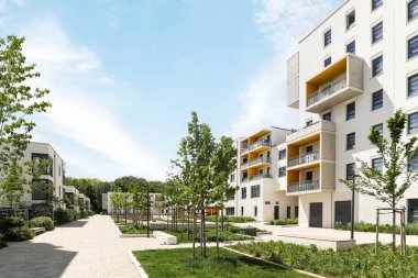 Çevresel ve sürdürülebilir yeşil konut binaları, apartmanları ve yeşil avlusu olan düşük enerjili evler