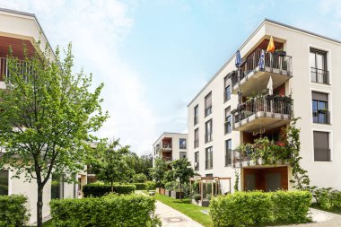 Çevresel ve sürdürülebilir yeşil konut binaları, apartmanları ve yeşil avlusu olan düşük enerjili evler