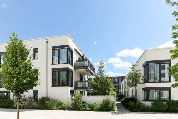 Жилой район с экологичными и экологичными зелеными жилыми зданиями, низкоэнергетическими домами с квартирами и зеленым двором
