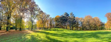 Sonbaharda yeşil güneşli çayırlara yeni inşaat projeleri için arazi inşa etmek, modern konut binaları ve müstakil evler inşa etmek için arsa