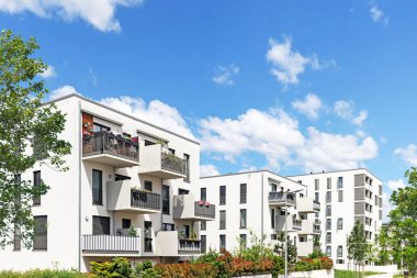 Modern sürdürülebilir apartman binaları ve şehirde yeni yeşil kentsel manzarası olan bir yerleşim alanı.