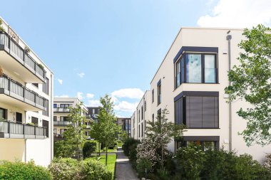 Modern sürdürülebilir apartman binaları ve şehirde yeni yeşil kentsel manzarası olan bir yerleşim alanı.