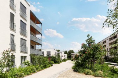 Modern sürdürülebilir apartman binaları ve şehirde yeni yeşil kentsel manzarası olan bir yerleşim alanı.