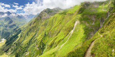 Stubai High Trail 'de (Stubaier Hoehenweg) Starkenburger kulübesi yakınlarında yürüyüş yapmak, Avustralya Alpleri' nin en güzel yüksek irtifa yürüyüşlerinden biri, yaz mevsiminde Stubai buzulu ve Innsbruck yakınlarında, Tirol Avusturya
