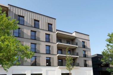 Modern apartman binaları ve şehirde yeni yeşil şehir manzarası olan bir yerleşim yeri.