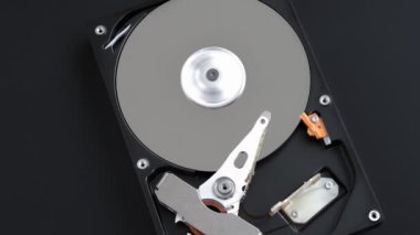 İçerideki sabit disk sürücüsü döner tabakla ve kol sürücüsü