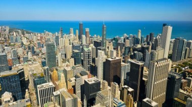 Michigan Gölü 'nün yanındaki Chicago Skyline' ın havadan görüntüsü. Chicago şehir merkezinin yüksek irtifa hava görüntüsü. Arka planda Michigan Gölü ve açık mavi gökyüzü var.