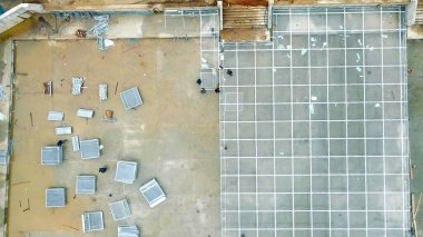 Dağılmış Metal Bileşenleriyle Yapı Alanının Havadan Görünümü. Bir inşaat alanının hava görüntüsü organize bir şebeke düzeni ve dağınık metal bileşenleri gösteriyor