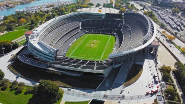 Modern Futbol Stadyumu ve Çevre Parkı 'nın havadan görünüşü. Yeşil alan işaretli, yemyeşil parklarla çevrili, geniş, modern bir futbol stadyumunun yüksek açılı hava manzarası.
