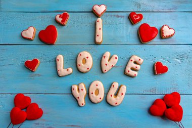 Kalp şeklinde kurabiyeler mavi ahşap arka planda 